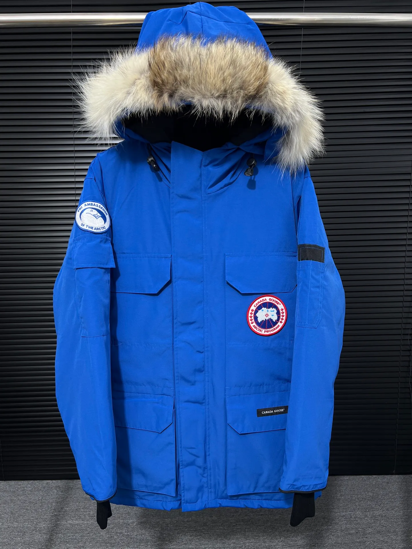 P780 🆕 Top original version, supports chip sensor with handbag 𝗖𝗮𝗻𝗮𝗱𝗮 𝗚𝗼𝘀𝗲 / 🇨🇦 Canada Goose 08 Down Jacket ⚠️ Partners who have been cooperating with us in the past few years know that no matter what is produced outside, our pure genuine trading company ships ❗️ After the test of time, we have received rave reviews. You can compare the market products with us. If you are not satisfied, you can return it at will. You are also welcome to come to ZG to see it and then come to my home to buy‼  1⃣️ The filling is 80% white duck down, with a weight of 500g. Regarding the down content, you can feel it with your hands. Good down has no embarrassment and can be called a walking duvet! 2⃣️ The fabric is made of Feather-Light 10D waterproof coating fabric, which is made of 84.5 polyester fiber and 15.5 cotton. The surface is treated with a special Teflon protective coating produced by DuPont to prevent wind and splash water, and makes the clothing anti-pollution and long-lasting new features! 3⃣️ One-piece seamless cuffs, 13cm official length, all seals are stamped, and all the inner liner is hemmed. The overcoat means sewing all the inner liner once. On the one hand, it is to prevent the velvet from running off, and on the other hand, it can keep the stiffness of the clothes! 4⃣️ Original Yoshida Kogyo Kabushikigaisha zipper, top-grade zinc alloy electroplated zipper with the highest specifications, using precise Japanese craftsmanship, raw materials and management methods. Each zipper can withstand 100,000+ openings and closings 5⃣️ The detachable fur collar is made of top-grade imported wolf fur, which is not comparable to the loose and soft raccoon fur and fake fur on the market. It is a natural Siberian coyote fur collar. The delicate and strong feel is the sense of life that comes from the erosion of wind and frost in nature. 6⃣️ Main logo double-thread 9-needle locking stranded embroidery, electronic digital automatic embroidery, maple leaves with sharp edges. Size: XS-XXL Color: black, off-white, graphite gray, sapphire blue Dark Blue Pink Azure Graphite Gray Black Label Shoulder Width Chest Sleeve Length Clothes Length Recommended Weight kg 67 87 80-90 2XL 58 136 69 89 90-105